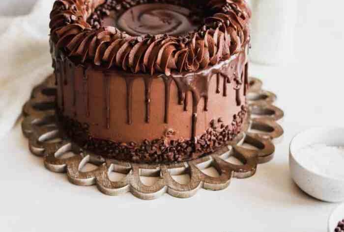 How to make chocolate cream for cake decoration