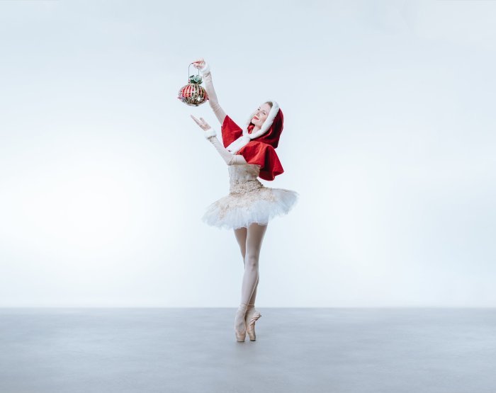 Which ballet starts with decorating a christmas tree