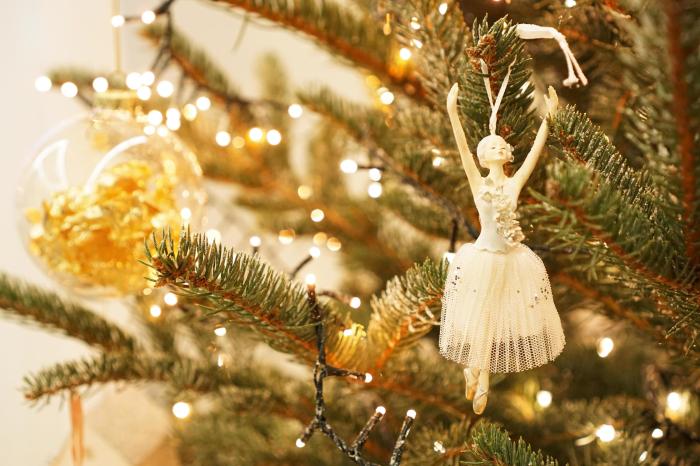 Which ballet starts with decorating a christmas tree